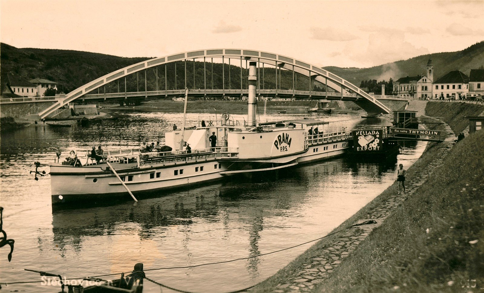 Historischer Dampfer Praha auf der Moldau