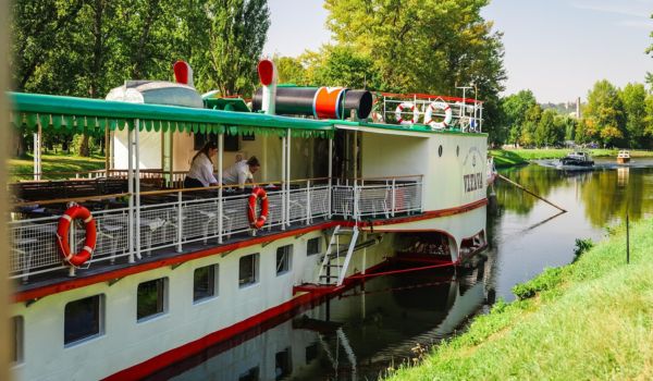 The historic steamboat Vltava heads to the zoo The historic steamboat Vltava heads to the zoo