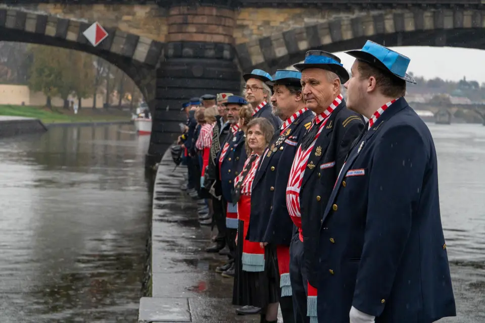 Tryzna za utonulé — fotografie 23
