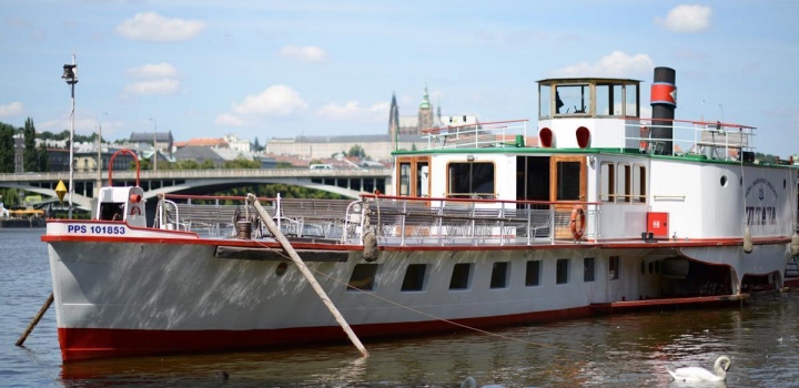 To the zoo on the Vltava steamboat