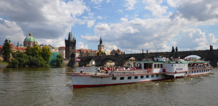 Cruise to zoo on a historical steamer