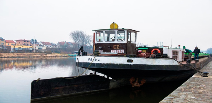 Tow boat