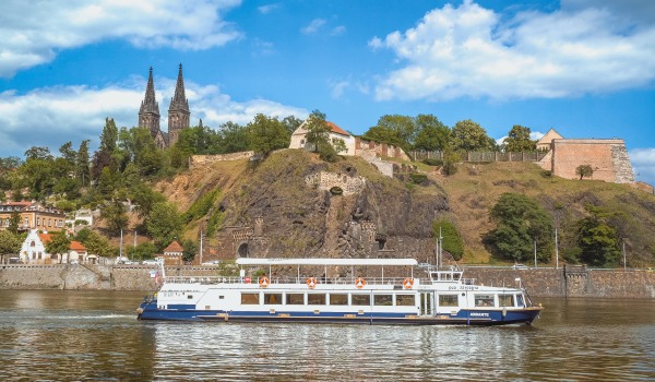 Einstündige Schiffsfahrt durch Prag